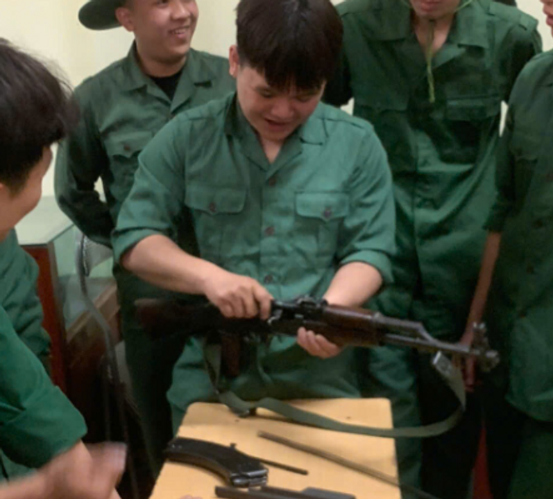 Tôi đang tháo lắp súng AK-47.