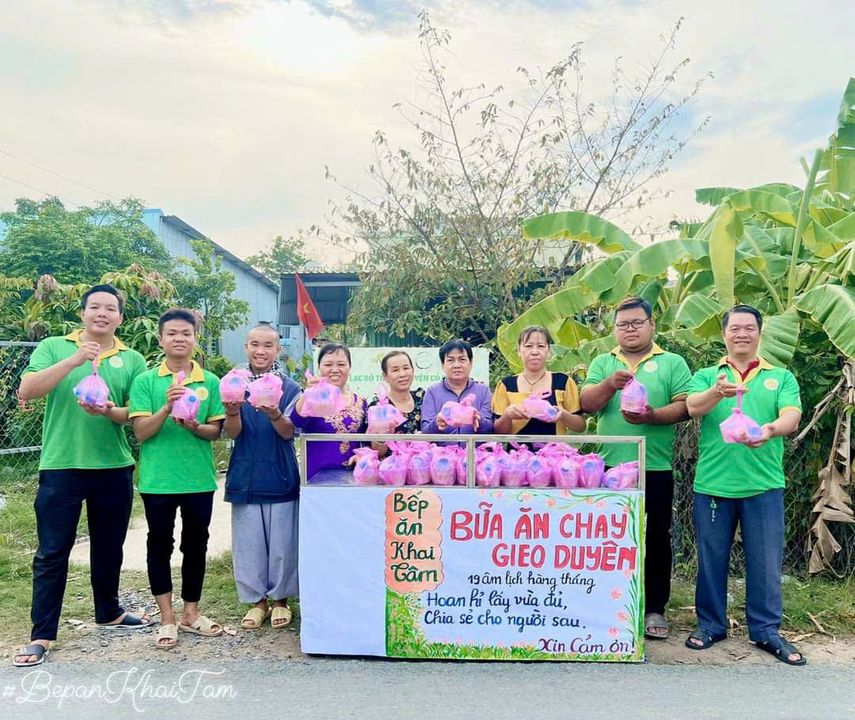 Hình Ảnh hoạt động trao suất ăn chay gieo duyên tại Trước cổng Nhà Cô Lữ Thị Thư Trang (Nơi khởi tâm hạnh nguyện, lúc ấy dùng tên BẾP ĂN KHAI TÂM (tên gọi đầy đủ ý nghĩa là Bếp ăn Chay gieo duyên Khai Tâm điểm Long An cũ nay sát nhập thành Tây Ninh)