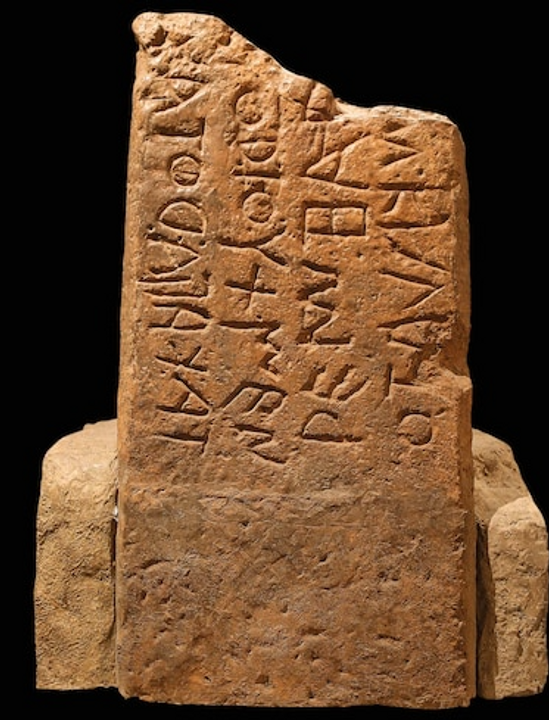<i>Hòn đá mang ký tự La tinh cổ xưa từ thời Estrutcan. Cre:ANMAS/AGE FOTOSTOCK</i>
