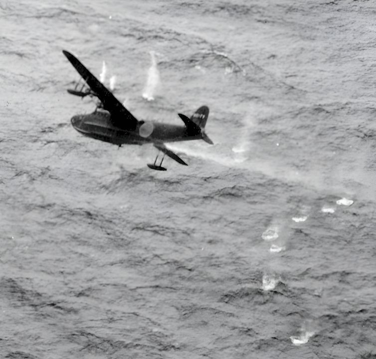 Ngày 30 tháng 12 năm 1944, Trung úy Graham Squires và phi hành đoàn VPB-117 chạm trán một “Emily” ở phía tây nam nam Formosa. Một lần nữa, radar tìm kiếm của PB4Y-1 giúp họ phát hiện chiếc thuyền bay giữa mây. Xạ thủ của Liberator bắn cháy động cơ số 3, và có thể là cả động cơ số 2. (80G-311301, RG80, NARA)