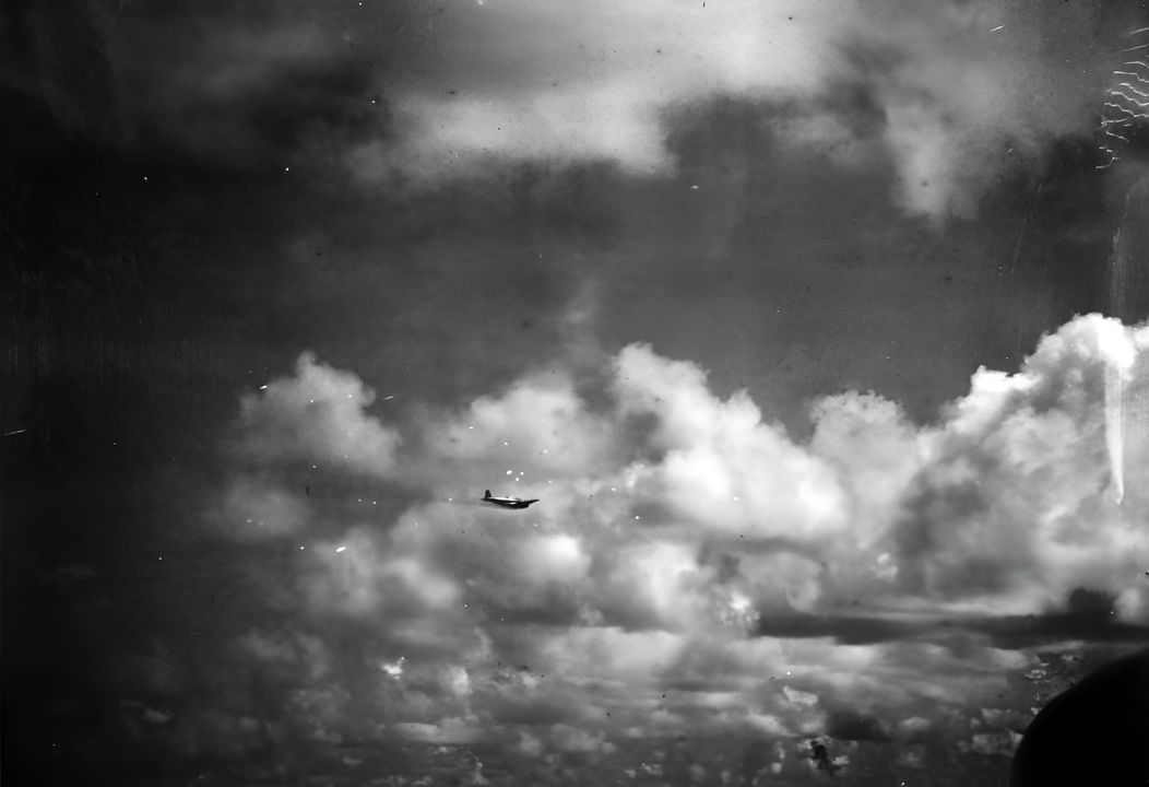 Một ảnh chụp từ USS Pensacola cho thấy chiếc máy bay Type 97 đang qua làn đạn từ hoả lực phòng không của con tàu và hướng đến tàu sân bay Hornet. (NHHC)