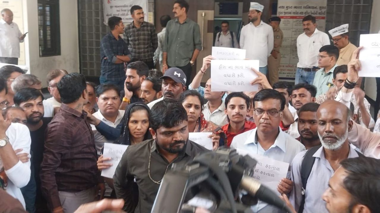 các nghệ nhân chế tác kim cương ở Surat đã gửi một bản kiến ​​nghị lên người đứng đầu quận yêu cầu gói cứu trợ.