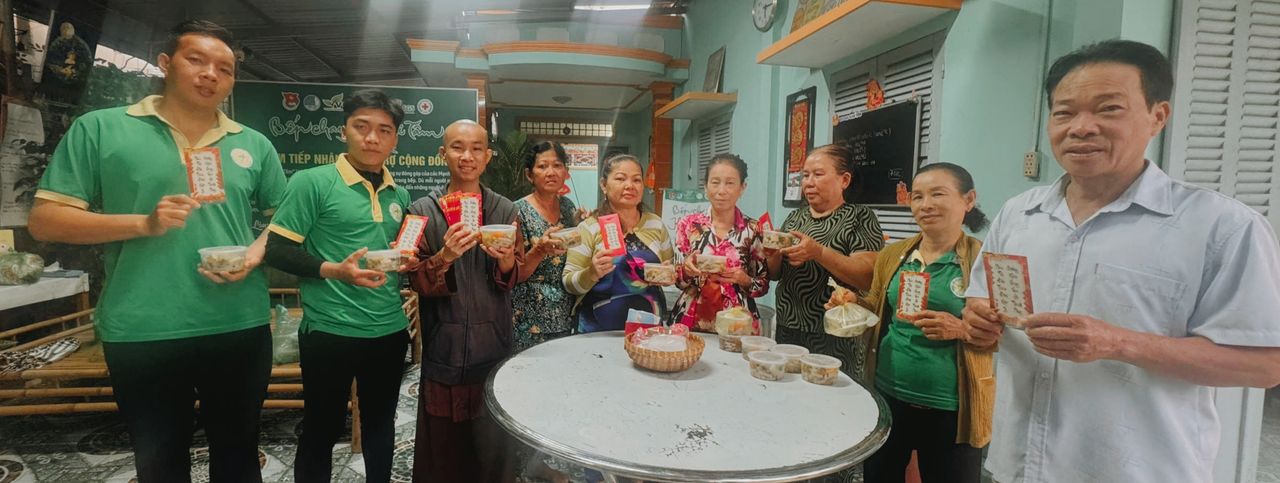 Hình ảnh họp mặt đầu năm 2026 và nhận lì xì của Bếp Chay từ Thầy trước khi vận chuyển phát suất ăn 