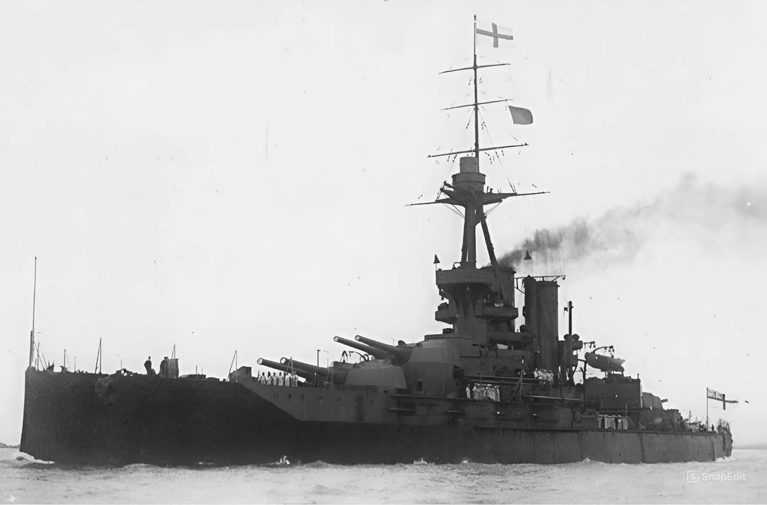 Thiết giáp hạm HMS Iron Duke, tàu đặt tên cho lớp và cũng là soái hạm của Đại Hạm đội từ khi chiến tranh bắt đầu cho đến tháng 1 năm 1917, khi vị tư lệnh mới của hạm đội, Đô đốc Beatty, chuyển cờ chỉ huy sang HMS Queen Elizabeth. Iron Duke treo cờ đô đốc tại cột buồm trước.