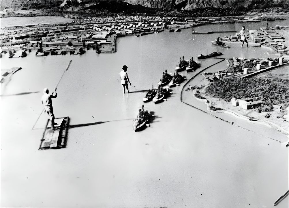 Mô hình Trân Châu Cảng của người Nhật, cho thấy vị trí của các tàu chiến trong cuộc tấn công vào ngày 7 tháng 12 năm 1941. Mô hình này được chế tạo sau cuộc tấn công để làm phim. Bức ảnh gốc được Chuẩn Đô đốc John Shafroth mang về Mỹ từ Nhật Bản vào cuối Thế chiến II. ( Naval History and Heritage Command - NHHC)