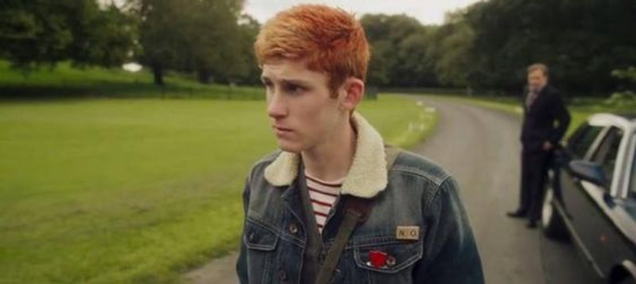 Cảnh đầu phim khi Ned Roche lần đầu tiên trở lại trường.