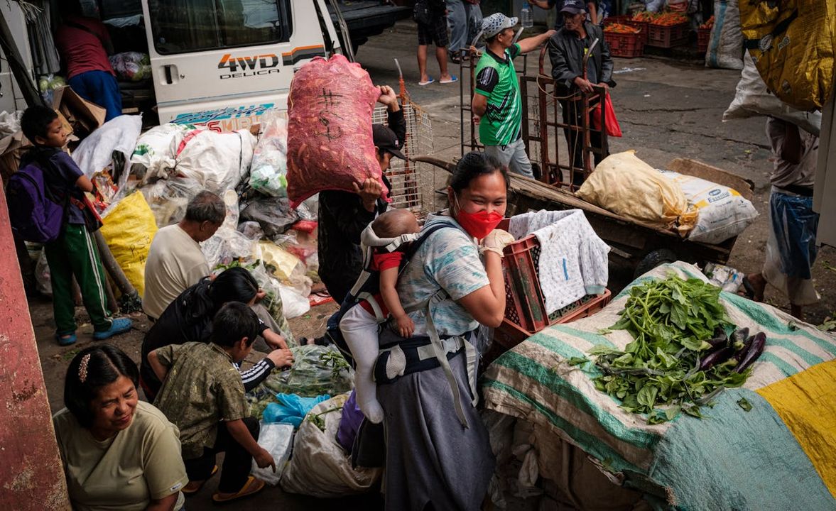 Hãy quan sát cuộc sống của mọi người xung quanh anh, xem họ đang suy nghĩ và cảm thấy thế nào
