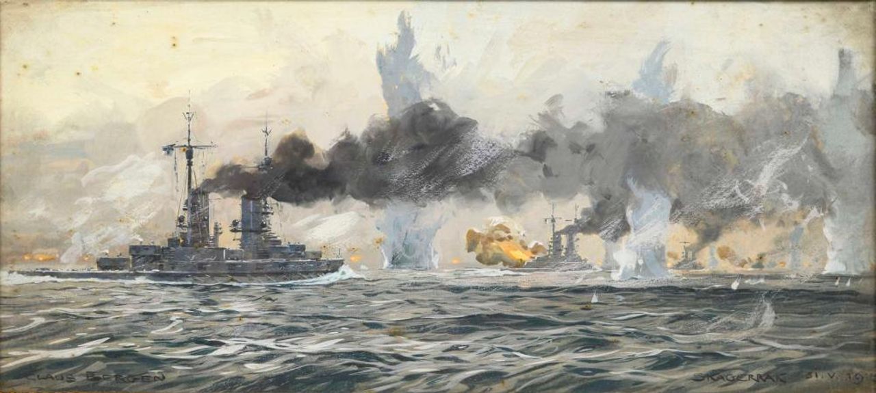 Giai đoạn cuộc đụng độ đầu tiên giữa các thiết giáp hạm – nhìn từ trái sang phải: SMS Markgraf, Grosser Kurfurst và Konig , dẫn đầu đội tiên phong của Hochseeflotte. Các thiết giáp hạm của Đế chế đang bắn trả theo hướng các tia lửa súng mờ ảo hầu như không nhìn thấy được trên mạn trái. (Claus Bergen)