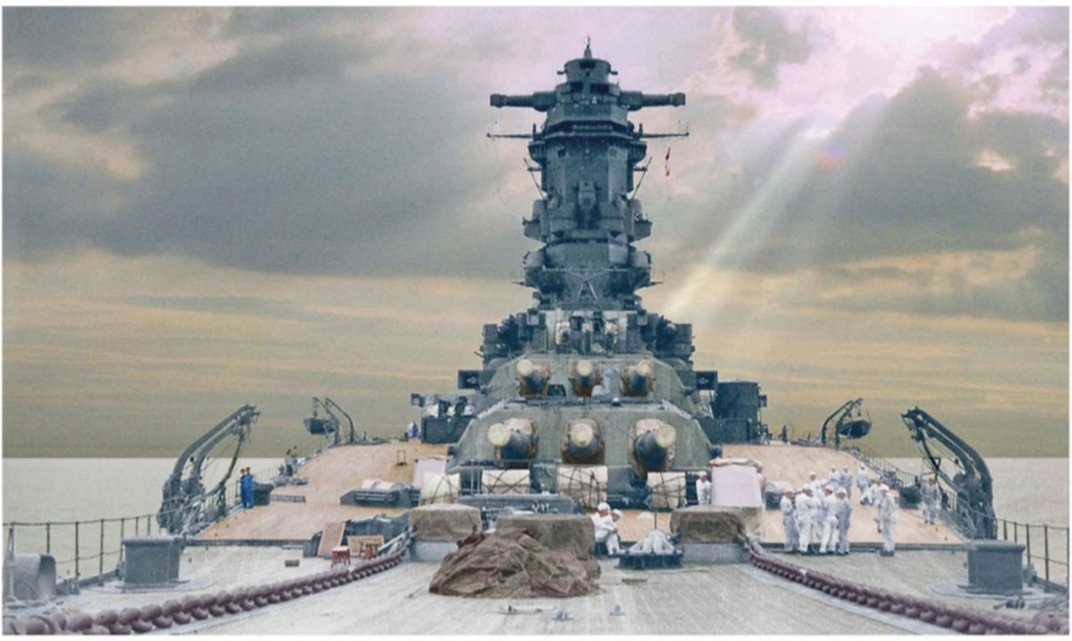 Tầm nhìn từ mũi tàu của Musashi cho thấy kích thước của các tháp pháo 18.1 inch phía trước và cấu trúc thượng tầng đồ sộ. Ba tháp pháo 6.1 inch cũng có thể nhìn thấy. Chúng đã được tháo dỡ vào tháng 4 năm 1944 để tạo thêm không gian cho các khẩu pháo phòng không 25mm nhằm tăng cường khả năng bảo vệ của tàu khỏi các cuộc tấn công trên không. 