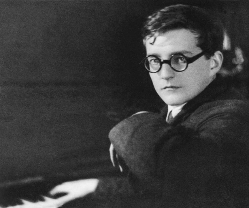 Ảnh chân dung của Dmitri Shostakovich trước cây đàn
