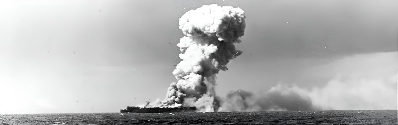 Ngày 23 tháng 10 năm 1944, phía Nhật Bản tiến hành một nỗ lực tổng lực khác nhằm đánh gục Lực lượng Đặc nhiệm 38 (TF 38). Nỗ lực này thất bại, nhưng đã dẫn đến việc tàu sân bay hạng nhẹ Princeton bị đánh chìm. Bức ảnh này cho thấy chiếc tàu sân bay hạng nhẹ đang bốc cháy sau khi một quả bom trúng đích gây ra các vụ nổ dữ dội trên boong chứa máy bay. Princeton là tàu sân bay tốc độ cao đầu tiên bị mất kể từ tháng 10 năm 1942, và cũng là tàu sân bay cuối cùng bị đánh chìm trong chiến tranh. (NHHC)