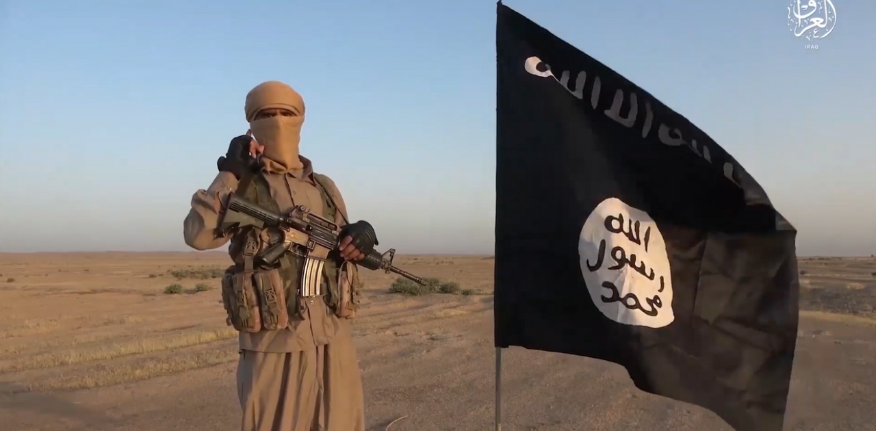 Sự cực đoan của ISIS thể hiện qua tư tưởng Salafi-Jihad biến tướng, coi tất cả những ai không tuân theo quy chuẩn hẹp hòi của họ (kể cả tín đồ Hồi giáo khác) là kẻ thù phải bị tiêu diệt. Nhóm này sử dụng bạo lực dã man như hành quyết công khai và nô lệ hóa để thiết lập một "Đế chế" (Caliphate) dựa trên cách diễn giải luật Sharia cực đoan nhất. Mục tiêu của họ không chỉ là chiếm đóng lãnh thổ mà còn là xóa bỏ hoàn toàn các giá trị nhân quyền và trật tự quốc tế đương đại thông qua nỗi sợ hãi toàn cầu.