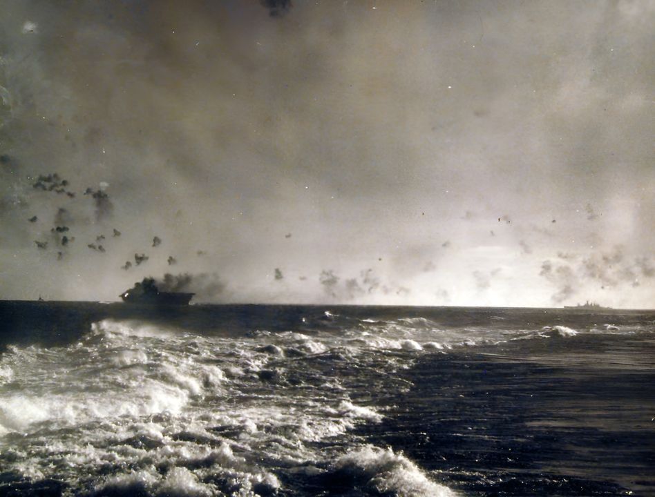 Bức ảnh biểu tượng chụp tàu sân bay Enterprise (CV-6) đang cơ động và khai hỏa pháo phòng không trong giai đoạn cao điểm của cuộc tấn công bằng máy bay ném bom bổ nhào của Nhật Bản trong trận Đông Solomon. Enterprise đều tham chiến cả hai trận chiến tàu sân bay ở vùng Nam Thái Bình Dương và dẫu đều phải hứng chịu thiệt hại nặng nề do bom nhưng con tàu chưa bao giờ có nguy cơ bị đánh chìm. (Naval History and Heritage Command - NHHC)