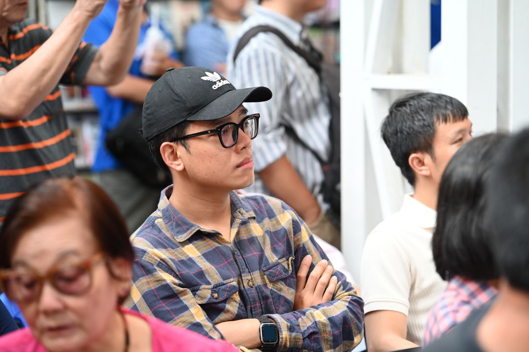 Dưới hàng ghế khán giả, có những phút thinh lặng xúc động và có những nụ cười dịu dàng theo mạch câu chuyện - Ảnh: Nhật Phan