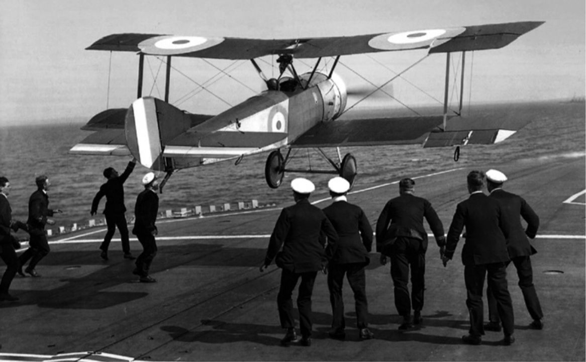 Ngày 2 tháng 8 năm 1917, Chỉ huy Phi đội Edwin Dunning đã thực hiện cú hạ cánh đầu tiên trên boong của một tàu sân bay khi đang di chuyển. Tàu sân bay lai thiết giáp tuần dương hạm HMS Furious khi ấy đang chạy trong Scapa Flow, và chiếc Sopwith Pup của Dunning đã được thủy thủ boong bắt giữ trước khi nó lăn qua mạn tàu rơi xuống biển. Năm ngày sau, Dunning lặp lại kỳ tích này, nhưng vào buổi chiều cùng ngày, ông đã thiệt mạng khi trong lần hạ cánh thứ ba, thủy thủ boong không kịp giữ chiếc tiêm kích trước khi nó lao qua mạn tàu và rơi xuống biển.