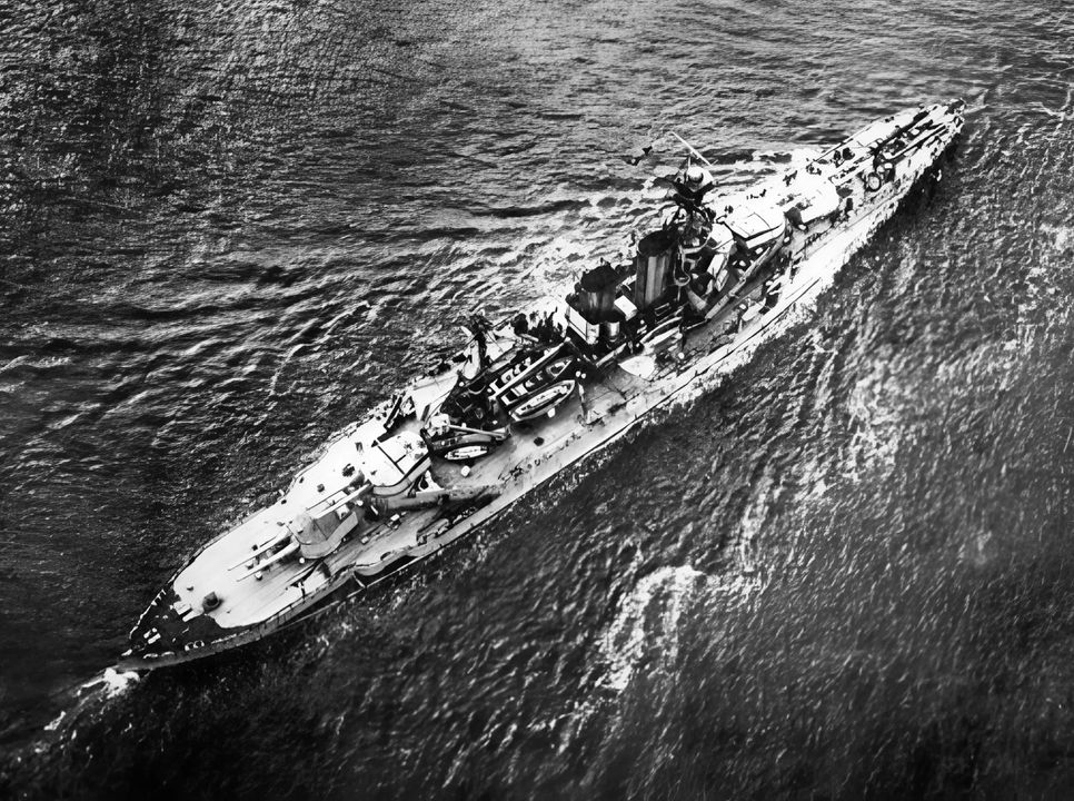 Thiết giáp hạm cao tốc lớp Queen Elizabeth HMS Barham, được chụp từ một khí cầu bay ngang vào năm 1918. Tàu trang bị tám khẩu pháo 15 inch, bố trí trong bốn tháp pháo. Tại trận Jutland, Barham là soái hạm của Hải đoàn Thiết giáp hạm 5, treo cờ của Chuẩn Đô đốc Hugh Evan-Thomas.