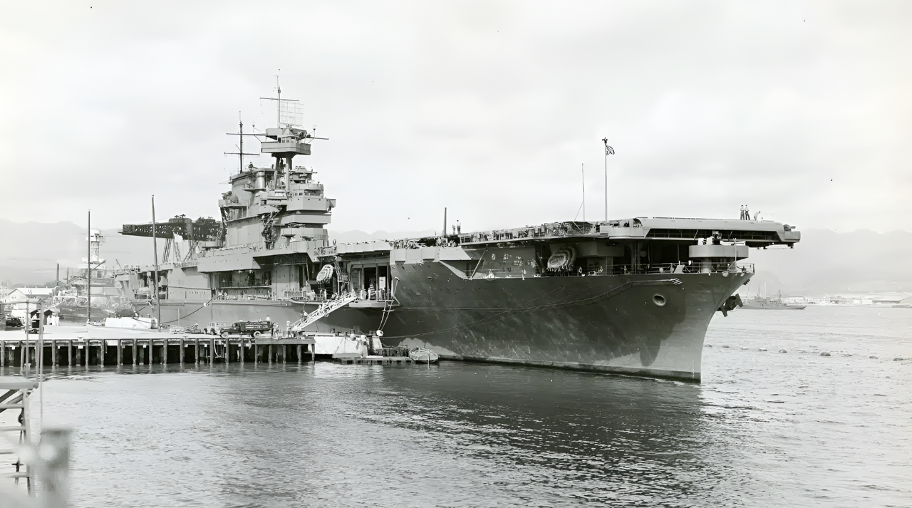 Tàu Enterprise cập cảng tại đảo Ford, Trân Châu Cảng. Hệ thống radar CXAM-1 của tàu có thể thấy rõ trên cột buồm phía trước. Thiết giáp hạm California đang được trục vớt bên trái ở đằng sau con tàu. (NHHC)