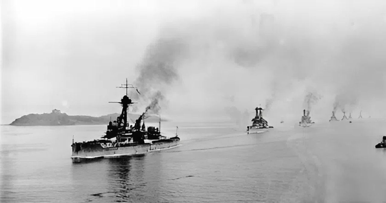 Hải đoàn Thiết giáp hạm số 4 đang đi qua đảo Inchcolm tại Scotland, với soái hạm là HMS Hercules dẫn đầu HMS Collingwood, HMS Neptune, HMS St Vincent, HMS Colossus, HMS Bellerophon, HMS Superb và HMS Temeraire.