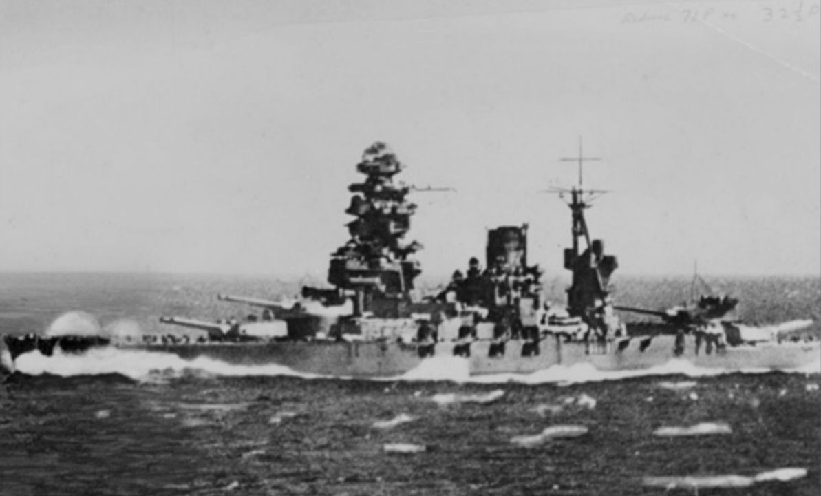 Bức ảnh này của tàu Mutsu cho thấy tàu trong cấu hình sau hiện đại hóa. Lưu ý bốn tháp pháo đôi 16,1 inch/45 và các khẩu pháo 5,5 inch/50 trong hốc pháo bên mạn tàu. Nagato và Mutsu đại diện cho đối trọng của Hải quân Đế quốc Nhật Bản so với lớp Colorado của Hải quân Mỹ.