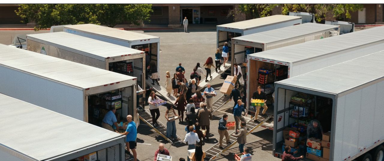 Sau khi nhiễm loại ký sinh trùng lạ, con người trong Pluribus bỗng trở nên hòa thuận và hợp tác một cách quái gở