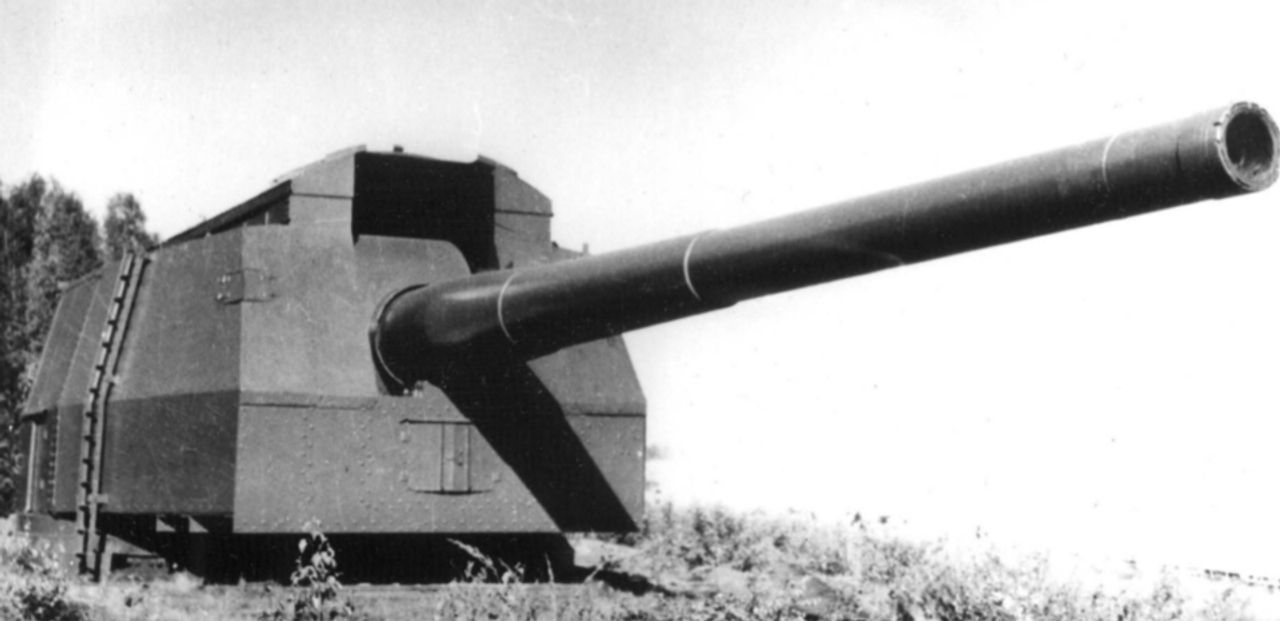 Khẩu pháo 406mm trên bệ thử nghiệm tại bãi thử gần Leningrad. Các cuộc thử nghiệm khẩu pháo đầu tiên được tiến hành từ ngày 6 tháng 7 đến ngày 2 tháng 10 năm 1940 và được đánh giá là thành công. Sau đó, khẩu pháo thử nghiệm được thay thế bằng một khẩu khác, và kể từ ngày 29 tháng 8 năm 1941, khẩu pháo này được sử dụng để bắn phá các vị trí của quân Đức trong thời kỳ bao vây Leningrad. Tổng cộng mười hai nòng pháo đã được Nhà máy Barrikada tại Stalingrad sản xuất. (Bộ sưu tập Boris Lemachko)