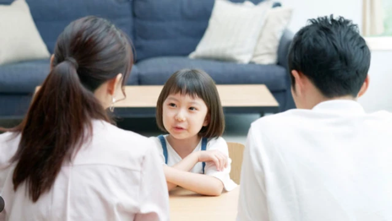 Khi còn bé, cha mẹ chính là hình mẫu lý tưởng mà con cái noi theo (Ảnh sưu tầm)