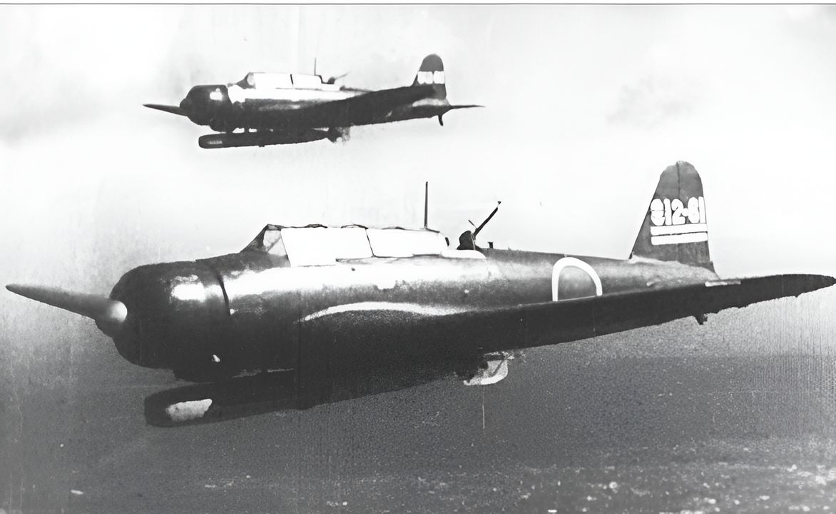Máy bay ném ngư lôi tàu sân bay Type 97 B5N2 Model 12 là loại máy bay ném ngư lôi tiêu chuẩn của Hải quân Đế quốc Nhật Bản vào thời điểm bắt đầu chiến tranh. Được trang bị ngư lôi Type 91 đáng tin cậy, nó đã chứng tỏ là một vũ khí hủy diệt và gián tiếp chịu trách nhiệm cho việc đánh chìm ba tàu sân bay của Hải quân Mỹ. Đến năm 1944, loại máy bay này đã trở nên lạc hậu, nhưng vẫn phải tiếp tục phục vụ cho đến khi loại thay thế được sản xuất với số lượng lớn. Trong trận Biển Philippine, nó hầu như chỉ được sử dụng trong vai trò trinh sát. Trong ảnh là một chiếc B5N2 thuộc tàu sân bay Zuikaku, năm 1943. (Juzo Nakamura via LRA)