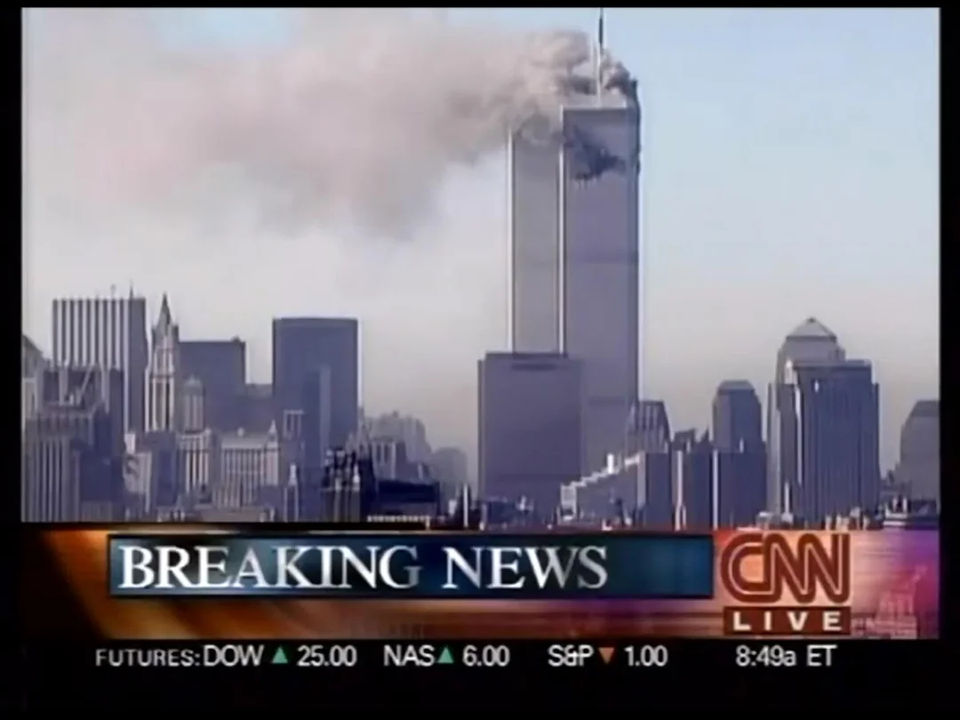 "Vâng. Vừa mới đây, hình ảnh mà bạn đang nhìn thấy, thật đáng lo ngại. Đó là Trung tâm Thương mại Thế giới, và chúng tôi mới nhận được một tin sáng nay, rằng một máy bay đã đâm vào đây." Carol Lin - đài CNN, lúc 8h49.