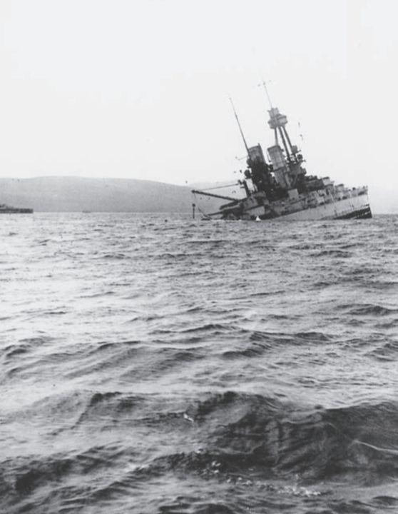 Lớp Bayern là phiên bản lớn hơn của lớp König, và được trang bị pháo 15 inch. Thiếu tốc độ khiến nó tương đương với lớp Revenge của Anh. Bayern đã sẵn sàng chiến đấu vào thời điểm diễn ra trận Jutland, nhưng bị bỏ lại phía sau vì thủy thủ đoàn không được xem là đã huấn luyện đầy đủ. Trong ảnh, tàu đang chìm về phía đuôi vào ngày 21 tháng 6 năm 1919, khi người Đức đánh đắm các đơn vị đã đầu hàng tại Scapa Flow.