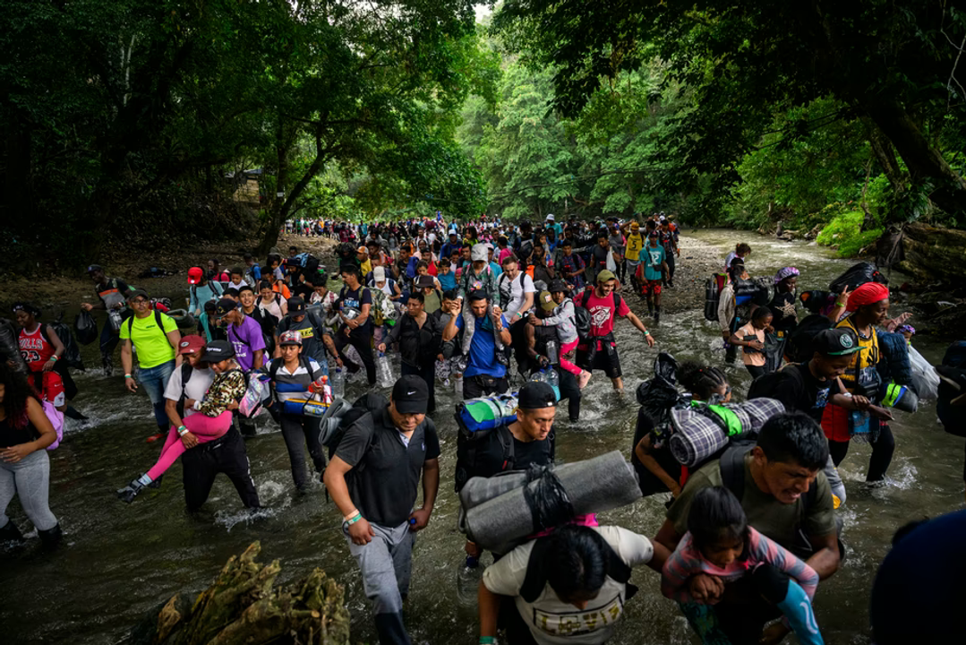 Những người di cư tập trung tại điểm khởi đầu của một con đường mòn xuyên qua Darién Gap. Đoạn rừng rậm rạp này thường mất từ ​​ba đến mười ngày để vượt qua. (Lynsey Addario chụp cho The Atlantic với sự hỗ trợ từ National Geographic Society)