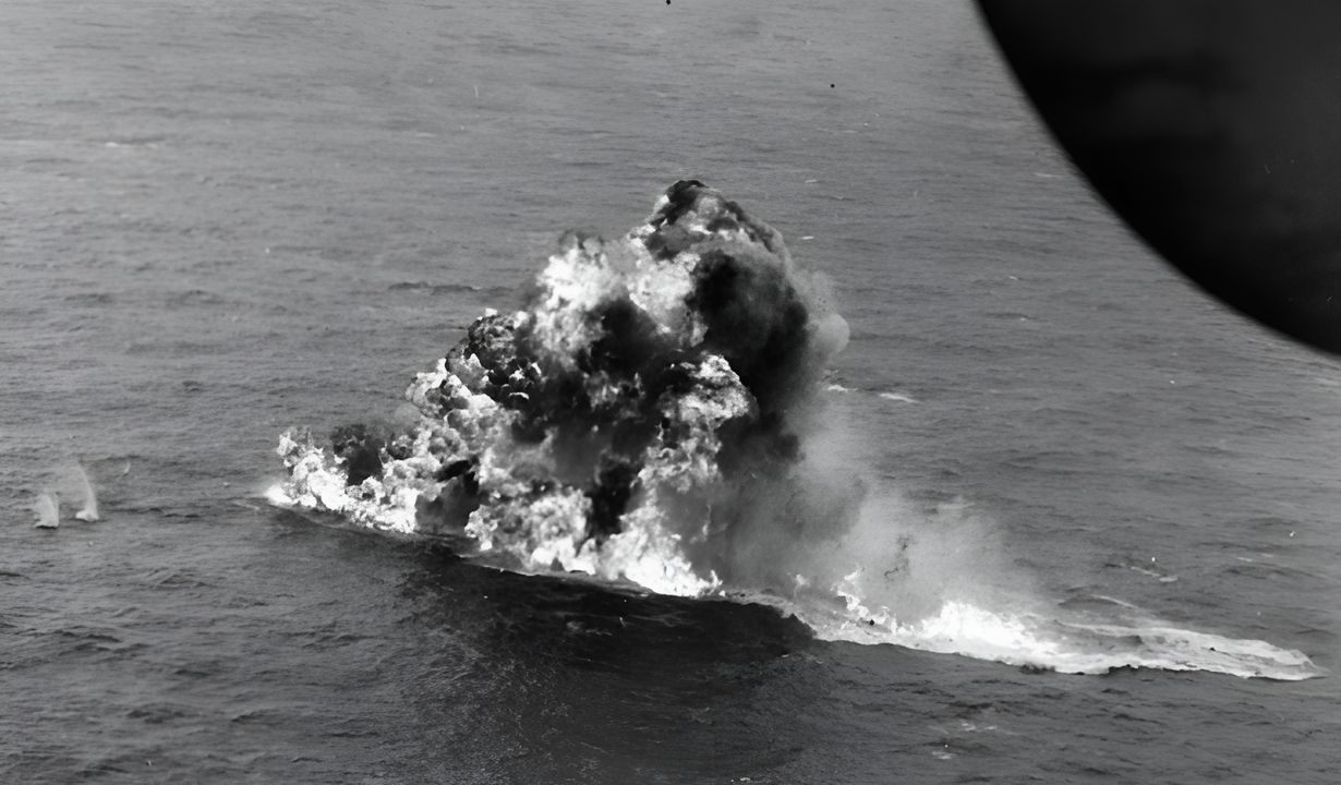 Phi công chiếc “Emily” cố gắng đâm vào PB4Y-1 của Squires khi chiếc này bay qua đầu mình nhưng thất bại, và ít lâu sau chiếc H8K của Không đoàn 801 nổ tung khi lao xuống Biển Đông. (80G-311106, RG80, NARA)