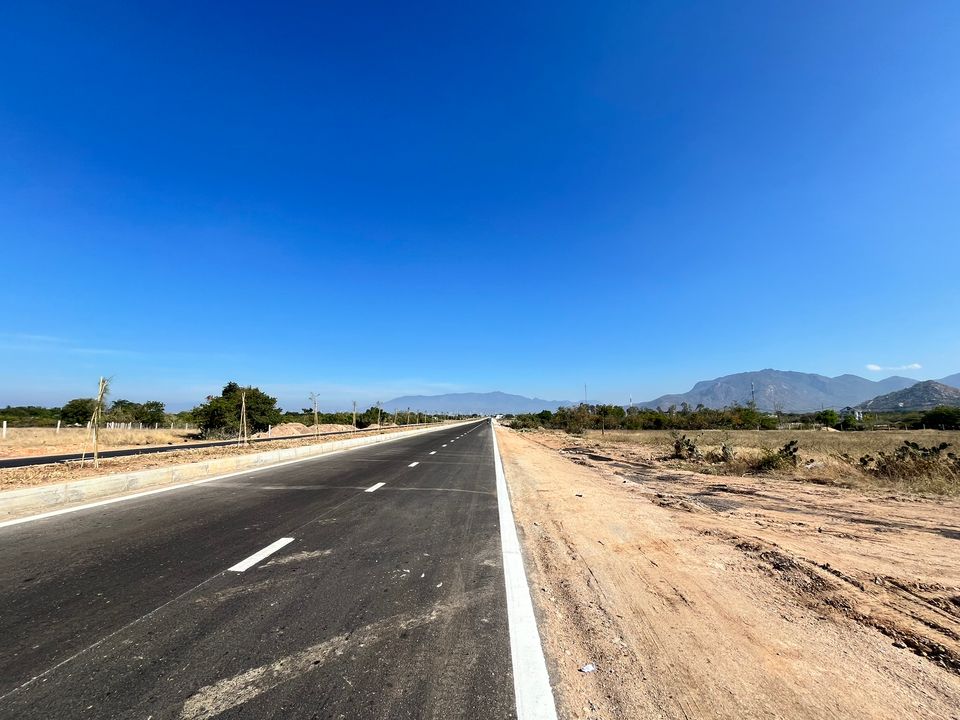 Vắng hoe, thấy rõ màu nhựa đường mới trải