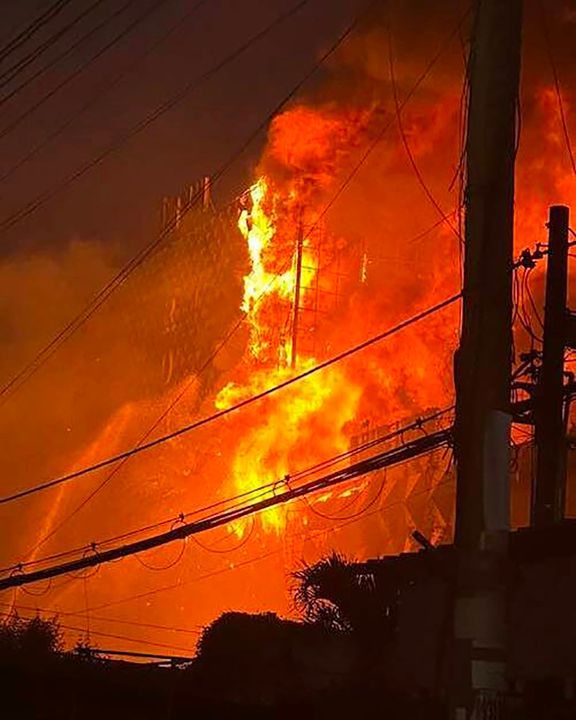 <i>Đám cháy dữ dội bao trùm Karaoke X-men- Ảnh: Toàn Thắng</i>