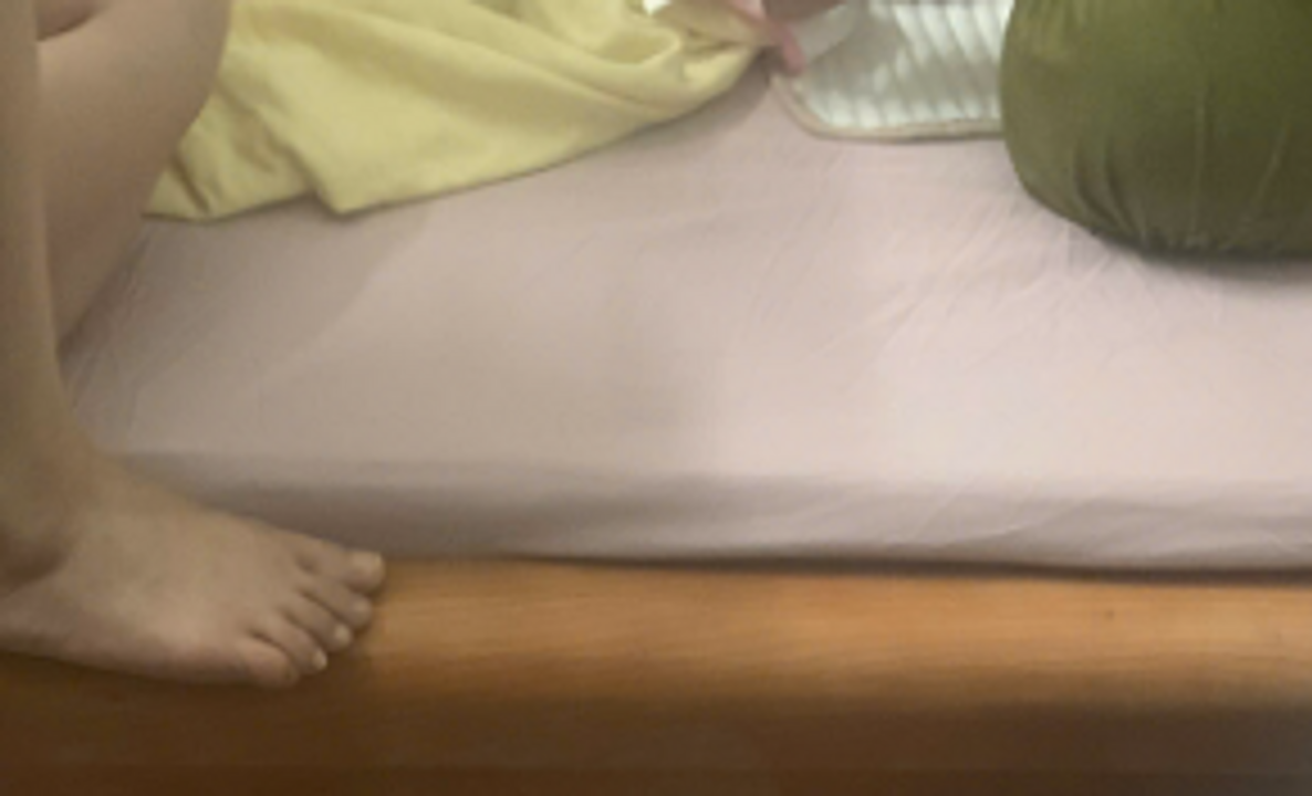 Bé Chip được bao quanh bởi mọi người.