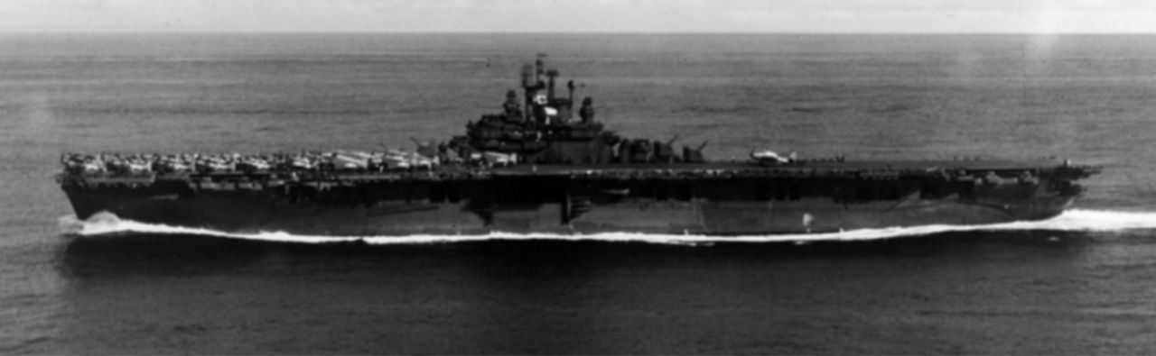 Từ năm 1943, cuộc tiến công của Mỹ ở Thái Bình Dương được dẫn đầu bởi các tàu sân bay lớp Essex, với 14 chiếc tham chiến tại chiến trường trước khi chiến tranh kết thúc. Lớp Essex là một thiết kế cực kỳ hiệu quả, sở hữu đội bay lớn, hỏa lực phòng không mạnh mẽ và khả năng sống sót cao. Không chiếc nào bị đánh chìm trong chiến tranh, mặc dù một số bị hư hại nặng, trong đó có hai chiếc suýt bị chìm. Đây là tàu USS Essex (CV-9) trên đường tới tấn công đảo Marcus vào ngày 30 tháng 8 năm 1943. (NHHC)