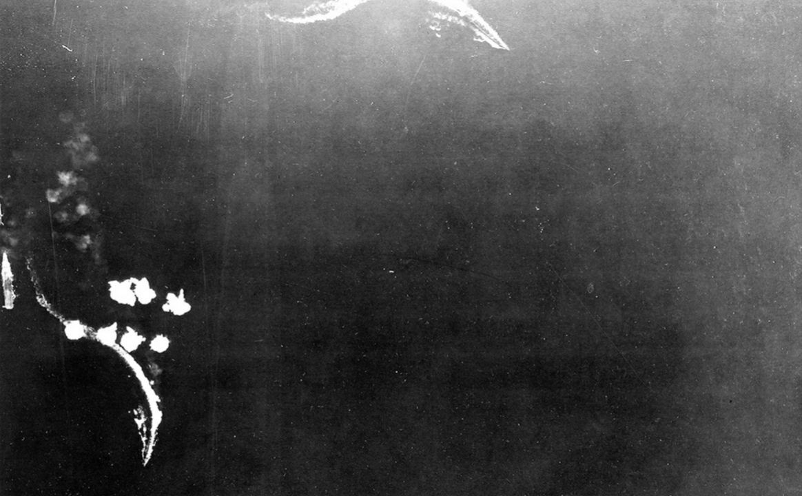 Máy bay B-17 từ Espiritu Santo đã thực hiện một số cuộc không kích vào tàu buôn Nhật trong trận Đông Solomon. Trong một dịp như vậy, ba máy bay ném bom hạng nặng đã tấn công chiếc Ryujo bị hư hại nặng (được cho thấy nằm bất động trên mặt nước ở bên trái bức ảnh) ngay sau 18 giờ. Không có phát trúng nào được ghi nhận như rõ ràng trong bức ảnh này. (NHHC)