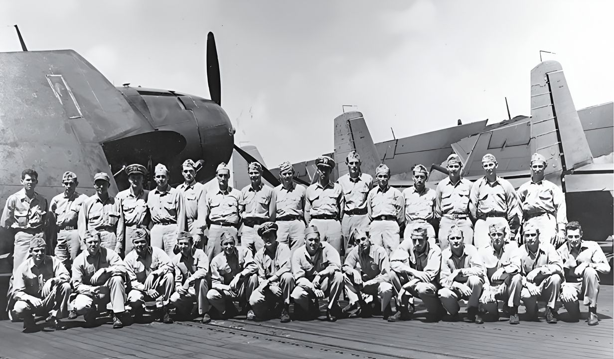 Các sĩ quan của VT-6 chụp ảnh trước những chiếc Avenger của họ vào tháng 2 năm 1944. Phi đội này được biên chế trên USS Intrepid từ tháng 1 đến tháng 3 năm 1944, khi Không đoàn tàu sân bay số 6 thay thế Không đoàn tàu sân bay 18, sau khi đơn vị sau gặp khó khăn trong việc thực hiện các hoạt động hiệp đồng – yếu tố then chốt để triển khai hiệu quả các chiến thuật tấn công phối hợp chống tàu chiến. Mặc dù tổn thất của các phi đội Avenger và Helldiver trong từng đợt tấn công riêng lẻ vào tàu IJN thường không lớn, nhưng sự hao mòn tích lũy do giao chiến liên tục và các sự cố trong hoạt động là rất nặng nề, buộc Hải quân Mỹ phải luân phiên thường xuyên các phi đội trên các tàu sân bay tiền tuyến. (Real War Photos)