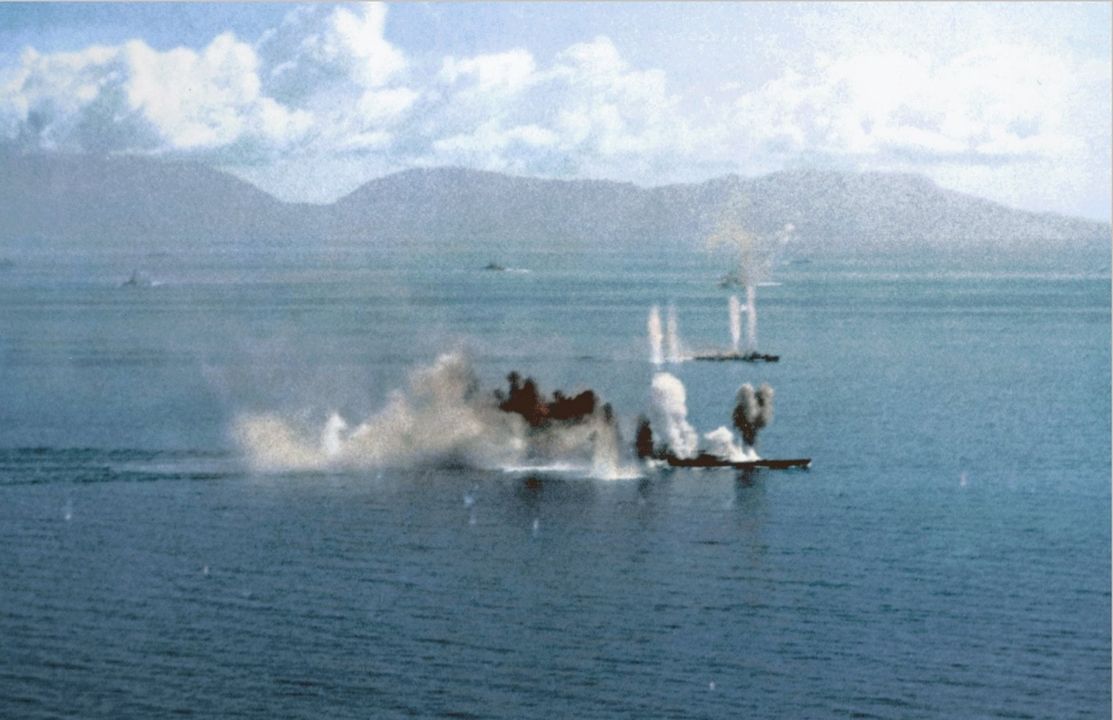 Bức ảnh này cho thấy sự tấn công dày đặc của Mỹ nhằm vào Musashi khi có thể nhìn rõ các vụ nổ từ bom và ngư lôi xung quanh con tàu. Bên cạnh Musashi là một tàu tuần dương cũng đang bị máy bay Mỹ tấn công bằng bom.