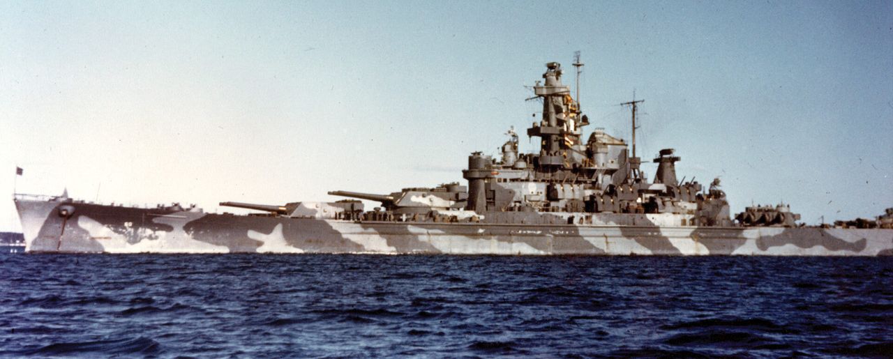 Tàu Alabama trong chuyến chạy thử vào tháng 12 năm 1942. Tàu được sơn theo kiểu ngụy trang Measure 12 (đã chỉnh sửa) nổi bật. Thân tàu ngắn hơn so với lớp North Carolina trước đó cho phép tăng mức độ bảo vệ trên một phần thân ngắn hơn. Chú ý các ra đa chỉ huy hỏa lực Mk 8 trên hai bộ chỉ huy pháo chính.