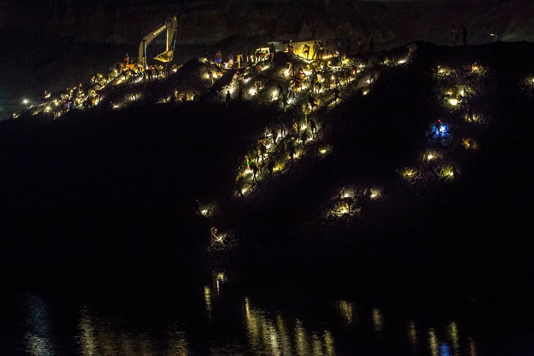 Một số thợ mỏ bất hợp pháp làm việc vào ban ngày, trong khi những người khác làm việc vào ban đêm.