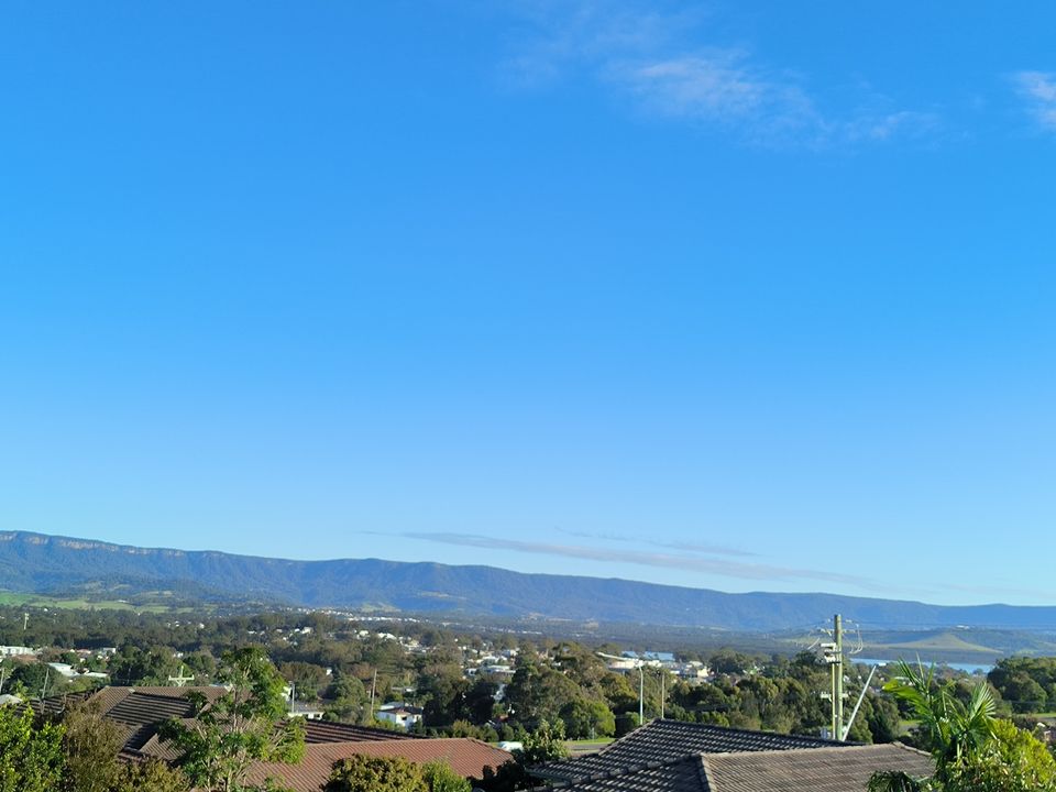 Nhà mình thấp nên tầm nhìn không được xa. Nhìn từ ban công ra là đường lớn, bên kia là hồ nước mặn Illawara, xa xa kia là thảo nguyên chỗ mọi người nuôi rất nhiều bò, cừu và ngựa, sau là núi