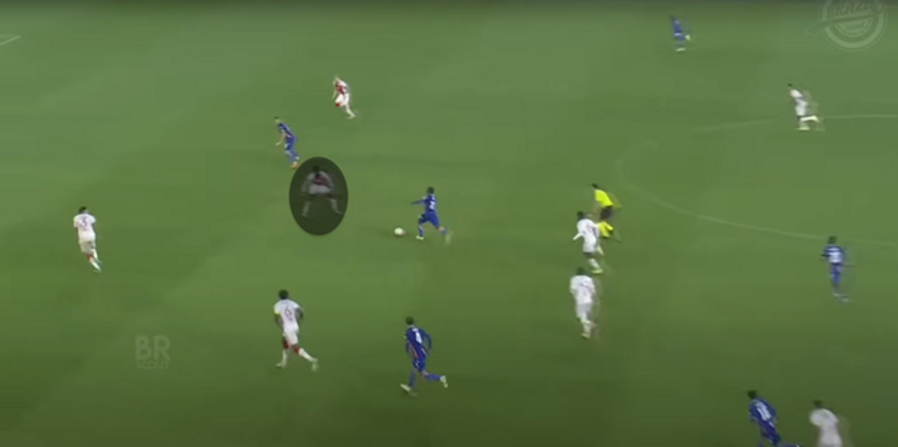 Phán đoán tình huống khôn ngoan để ngặn chặn pha tấn công nguy hiểm từ phía đối phương