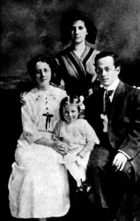 Bà Golda Meir (ở giữa) cùng gia đình chị gái| Internet