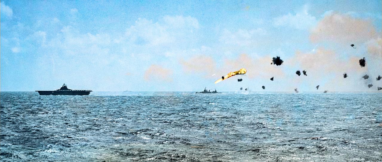 Máy bay ném ngư lôi B6N1 của Nhật Bản bị bắn rơi ngay phía sau tàu USS Lexington (CV 16) tại đảo san hô Kwajalein, thuộc quần đảo Marshall vào ngày 4 tháng 12 năm 1943.