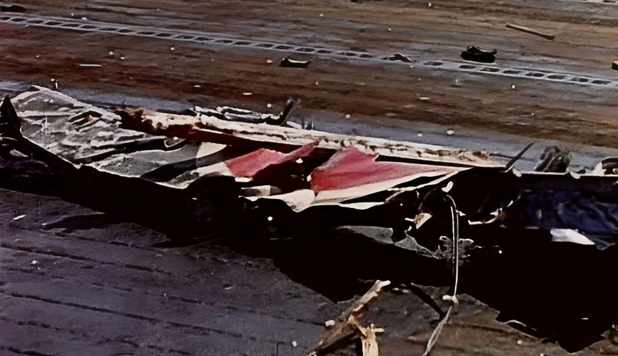 Cánh bị vỡ nát của một máy bay kamikaze trên boong một tàu sân bay Hải quân Mỹ là cảnh tượng quá thường thấy từ tháng 10 năm 1944. Mặc dù coi tàu sân bay là mục tiêu ưu tiên, kamikaze nhìn chung không mấy hiệu quả trước chúng, trừ khi bom của máy bay xuyên xuống boong chứa và gây ra hỏa hoạn bùng phát nhờ vô số vật liệu dễ cháy ở đó. (via Jim Lansdale)