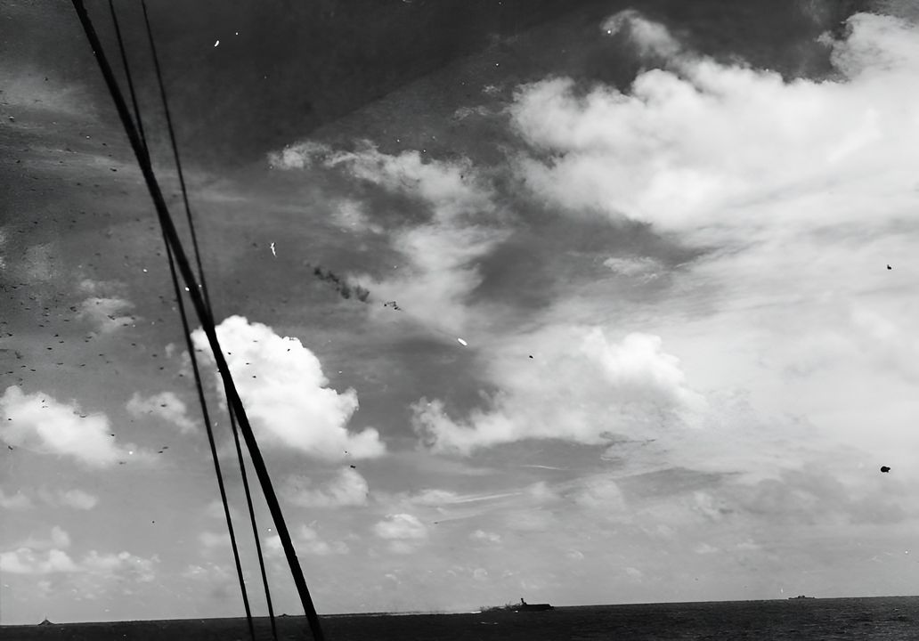 Một cuộc không kích của Nhật Bản nhằm vào Lực lượng Đặc nhiệm 58 bị máy bay trên tàu sân bay chặn lại ở phía tây đảo Guam thuộc quần đảo Mariana. Hình ảnh cho thấy một cuộc tấn công vào tàu sân bay USS San Jacinto (CVL 30). Ảnh chụp từ tàu USS Healy (DD 672), ngày 19 tháng 6 năm 1944. (NHHC)