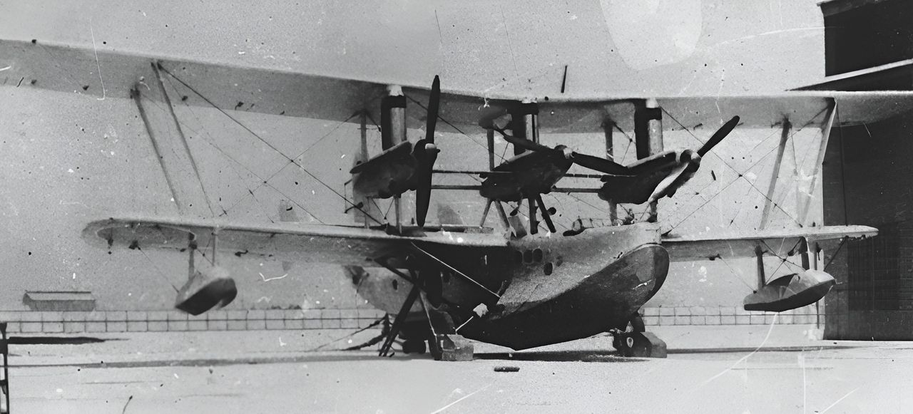 Kawanishi nhận được giấy phép sản xuất từ Short Brothers để chế tạo một loại thủy phi cơ cỡ lớn ba động cơ dựa trên các thiết kế Singapore và Calcutta của hãng này. Kawanishi đã hoàn thành bốn chiếc được định danh là Thủy phi cơ Type 90-2 (H3K1). Kinh nghiệm mà các kỹ sư thu được trong quá trình chế tạo Type 90-2 đã đặt nền tảng cho việc phát triển các mẫu thủy phi cơ Type 97 và Type 2 sau này của công ty. (2008-3-31_image_529_04, Bộ sưu tập Peter M. Bowers, MoF)