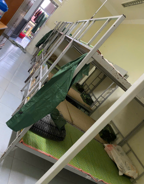 Phòng KTX tôi ở. Cái giường đầu tiên là giường của tôi, cụ thể hơn là tôi ngủ trên tầng 2.