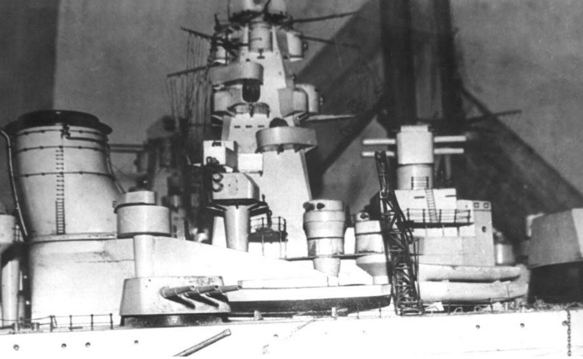 Hai bức ảnh chụp một mô hình của Biến thể I. Mô hình này có lẽ đã được sử dụng tại phiên họp của Ủy ban Quốc phòng ngày 4 tháng 7 năm 1937 và cho thấy cách bố trí của cấu trúc thượng tầng và vũ khí phụ trợ. Hình dáng thô sơ của các tháp pháo 152mm và 100mm có lẽ phản ánh thực tế rằng các giá pháo này vẫn chưa được thiết kế vào thời điểm đó. (Bộ sưu tập Boris Lemachko)