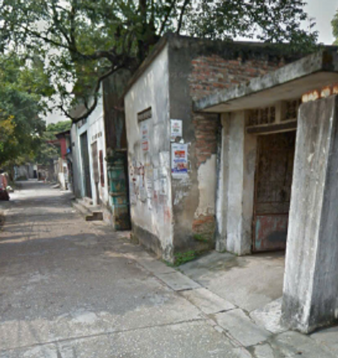 Cổng nhà Nội bên cạnh là con đường làng xác xơ. (ảnh được chụp trước năm 2017 - tôi vô tình nhặt được trên GG Map).